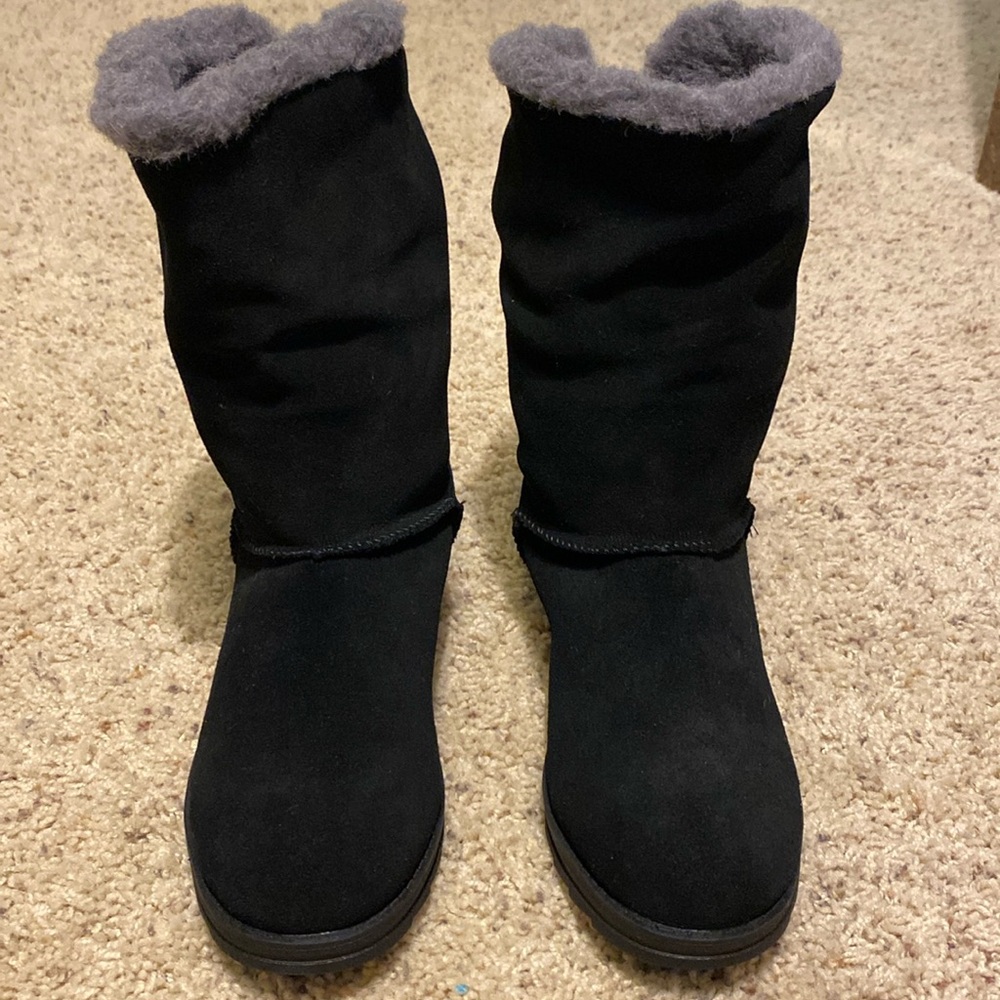 New W/O tag Muk Lukas suede black boots with fur lining.